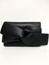 Load image into Gallery viewer, BOW CLUTCH IN BLACK