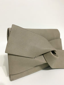 BOW CLUTCH IN GRAY